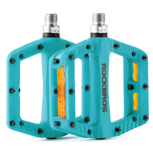Flat bicycle pedals, non-slip, with reflective strips