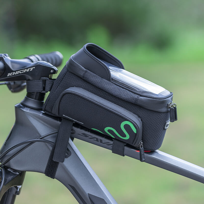 Taska fyrir snjallsíma efst á rörinu með regnhlíf