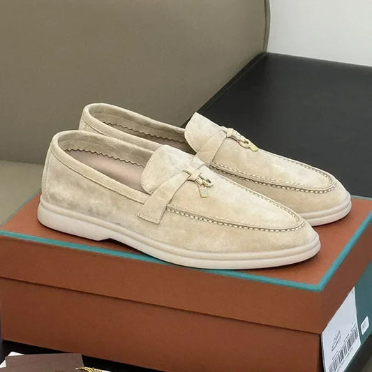 Klassískir breskir loafers – flatir skór með skúfum og málmspennu