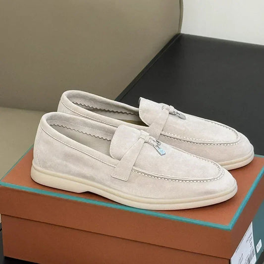 Klassískir breskir loafers – flatir skór með skúfum og málmspennu