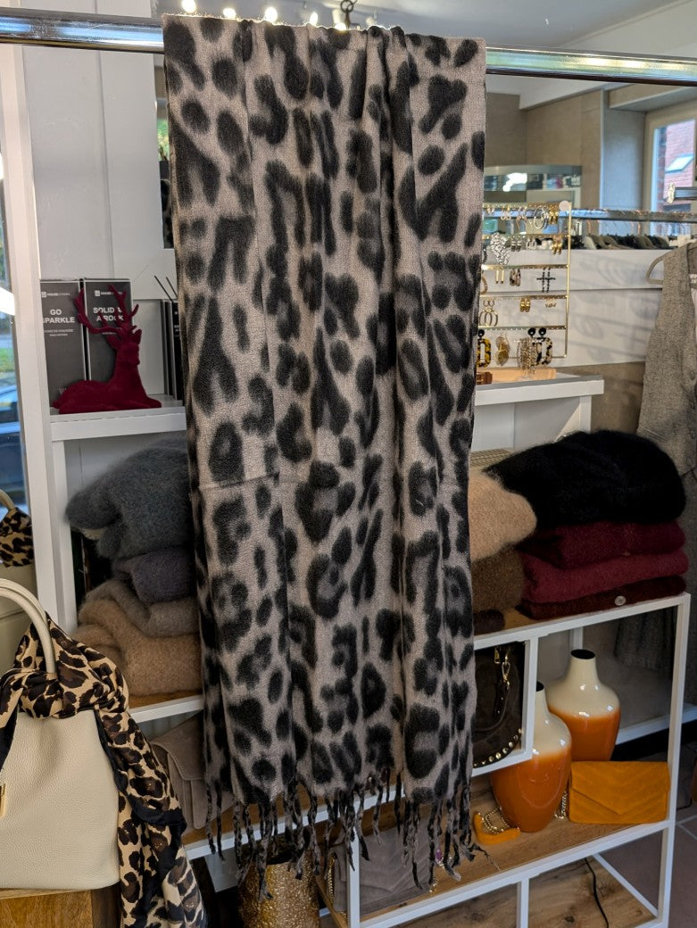 Scarf with leopard print, grey and black with fringe, 80% viscose, 20% wool