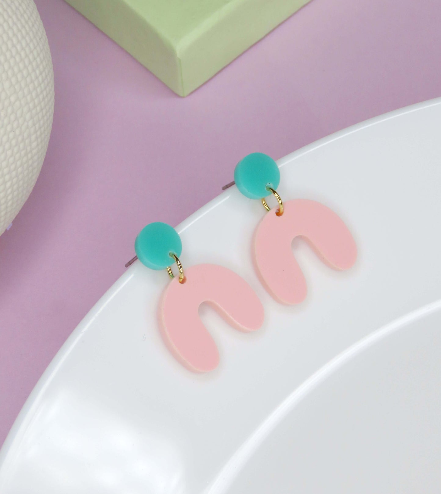 Kleine Arch Bogen Ohrringe in türkis rosa