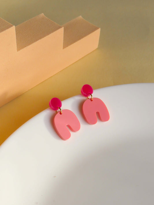 Kleine Squishy Arch Bogen Ohrringe in pink himbeer