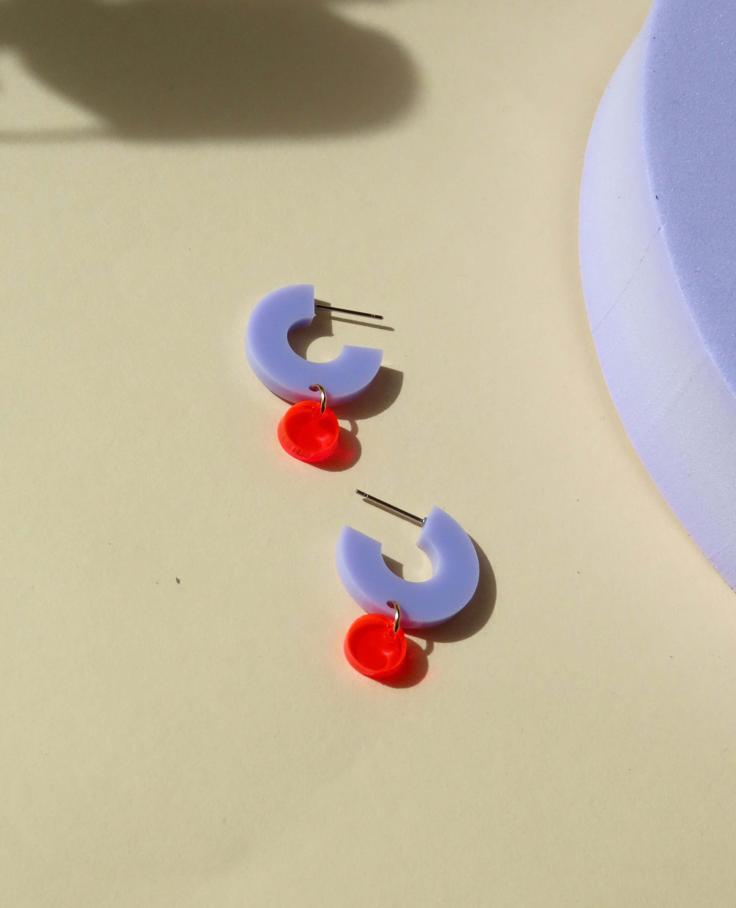 Creolen Silva aus Acryl und Edelstahl in flieder und neonorange