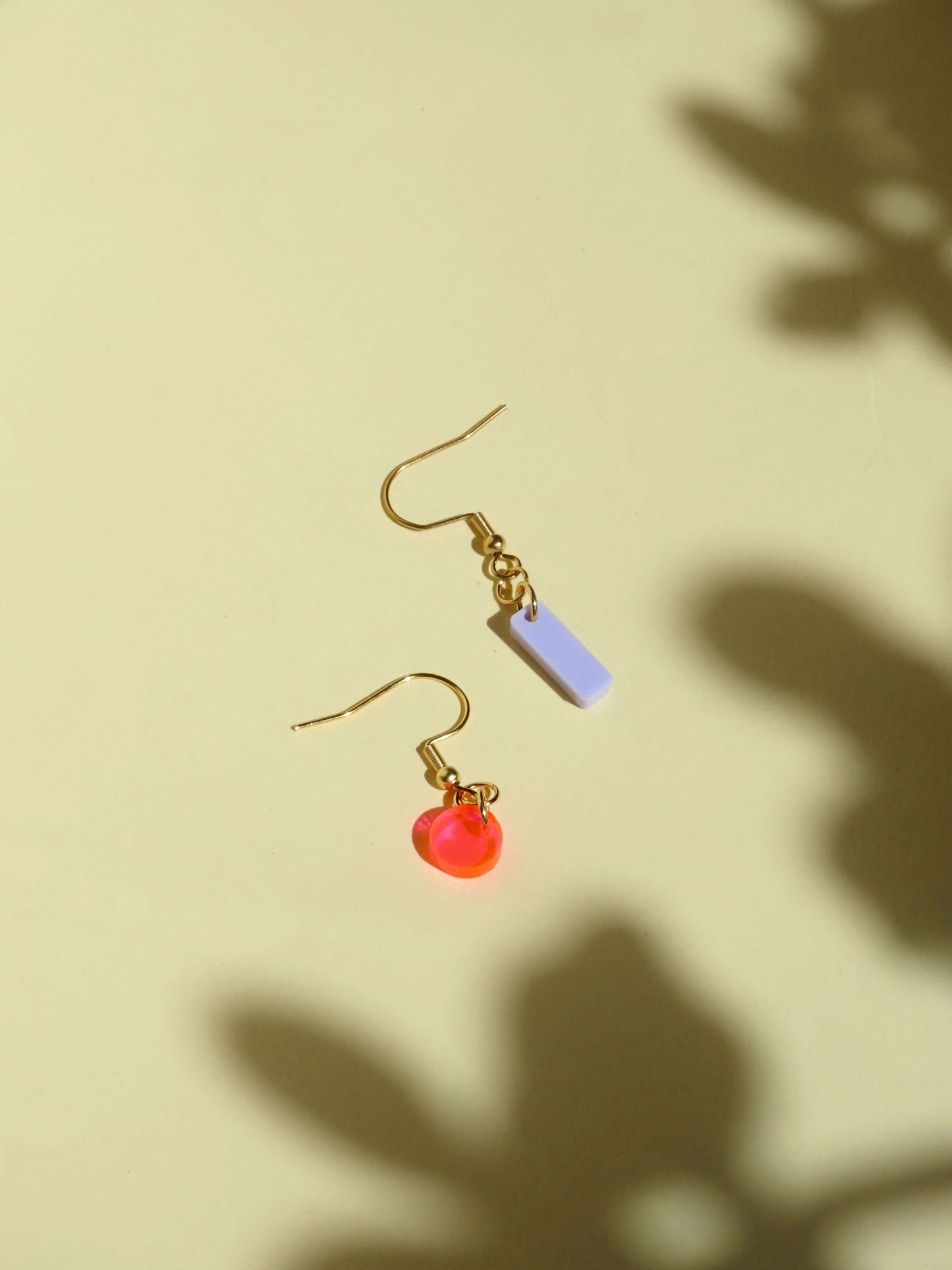 Dots und Stick Hänger Ohrringe in neon pink und flieder