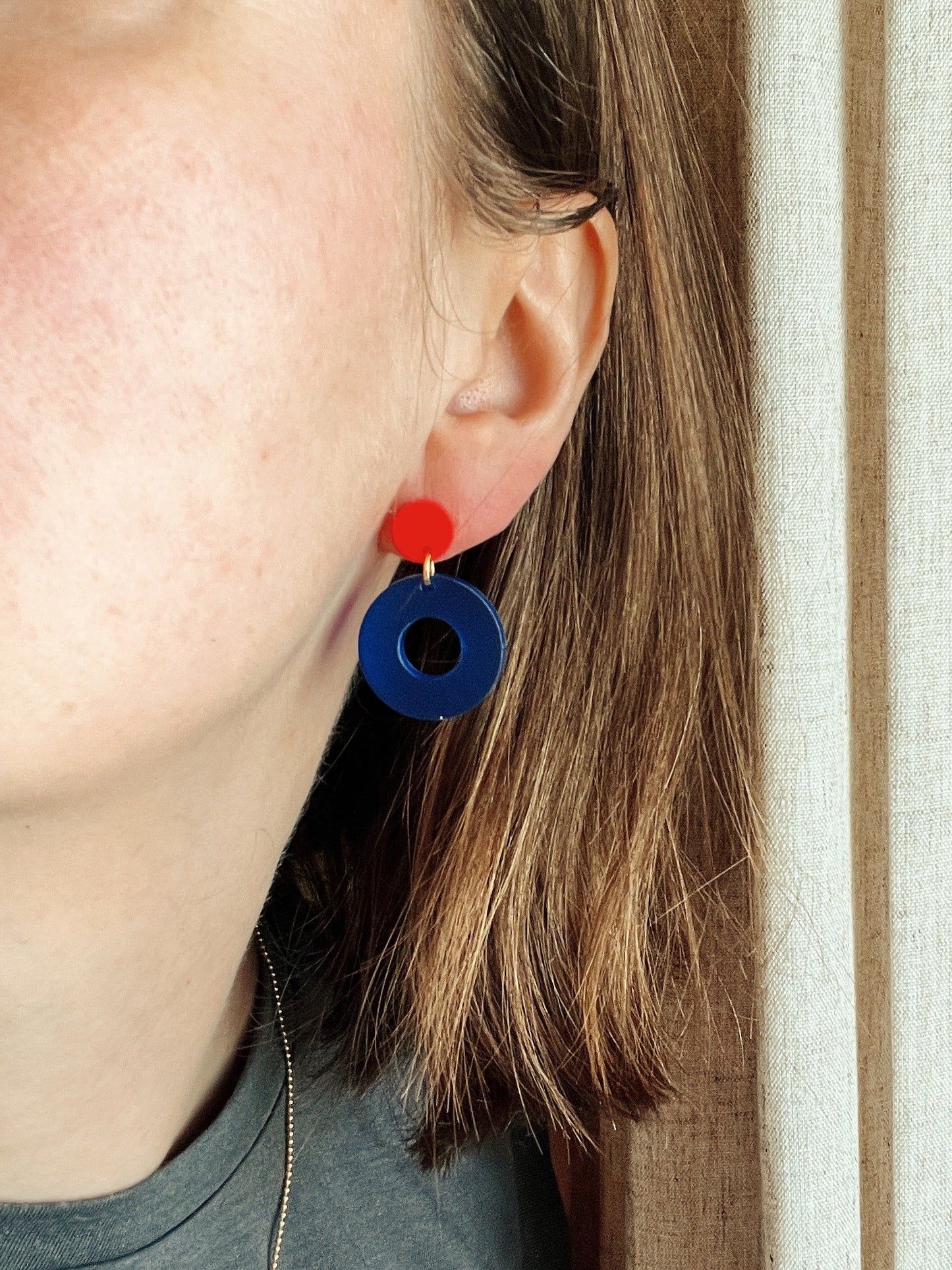 Colorblock Circle Ohrstecker in feuerrot tintenblau