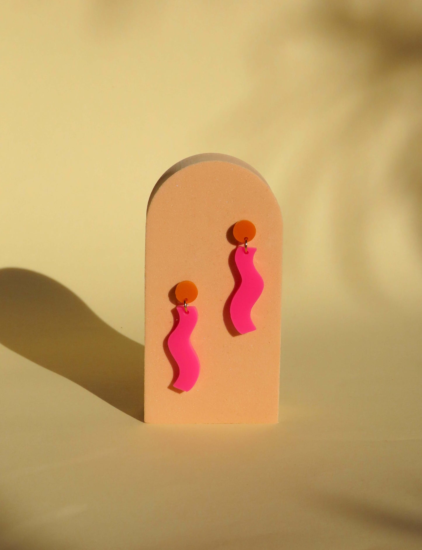 Wormly Ohrringe mit Edelstahl Steckern in orange pink