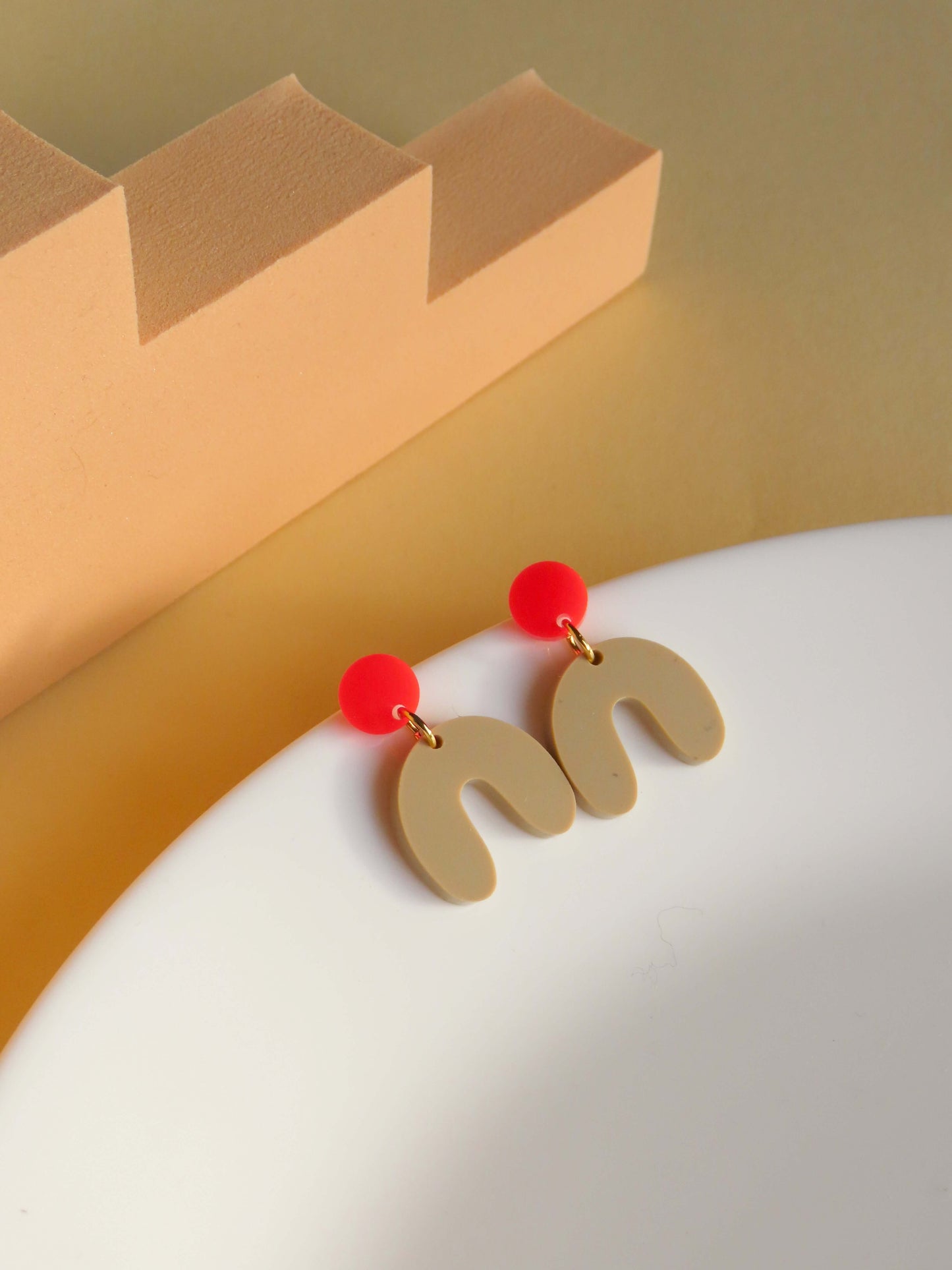 Small arch earrings in fire red beige