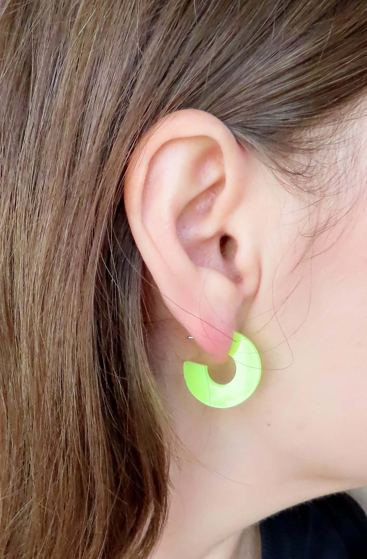 Creolen Simmi aus Acryl und Edelstahl in pastell lime