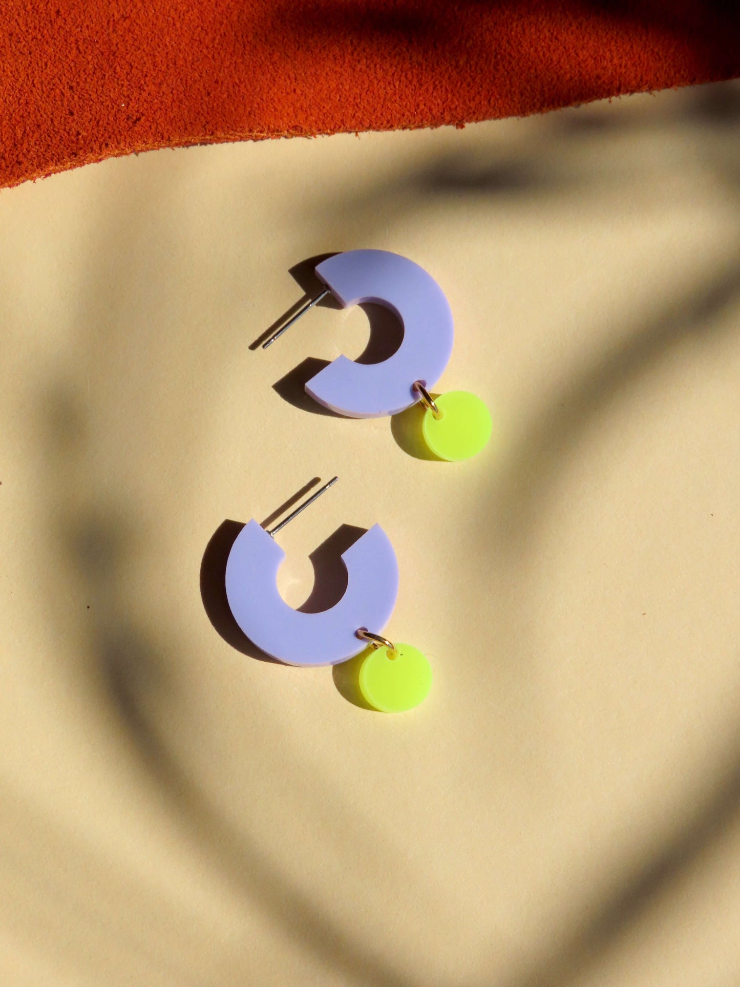 Silva earrings made of acrylic and stainless steel in lilac and neon yellow