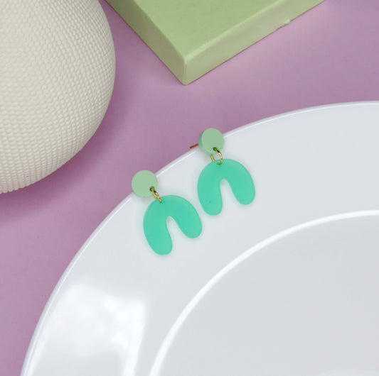 Kleine Arch Bogen Ohrringe in hellgrün türkis transparent