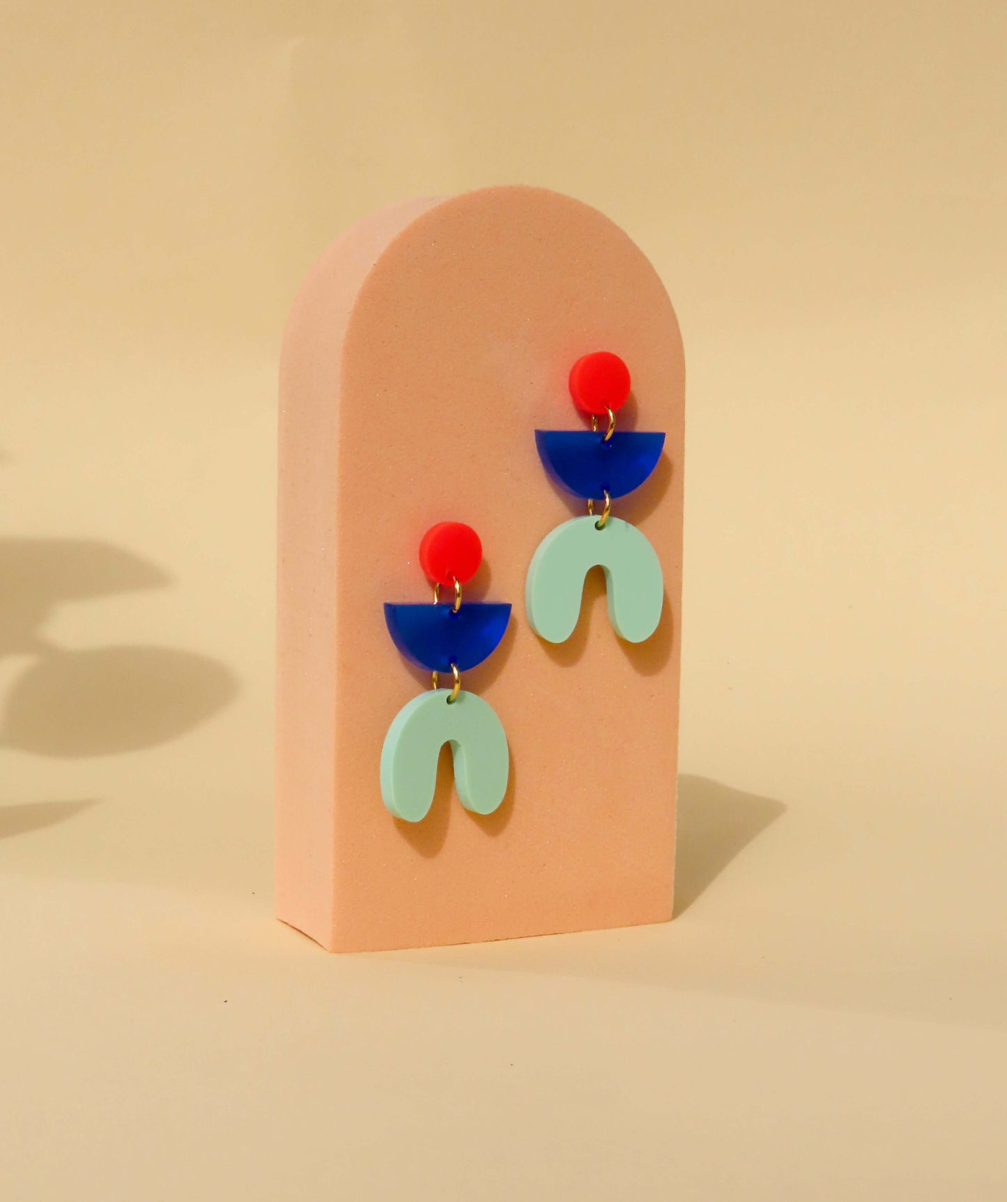 Josie Statement Ohrringe in feuerrot, tintenblau, hellgrün