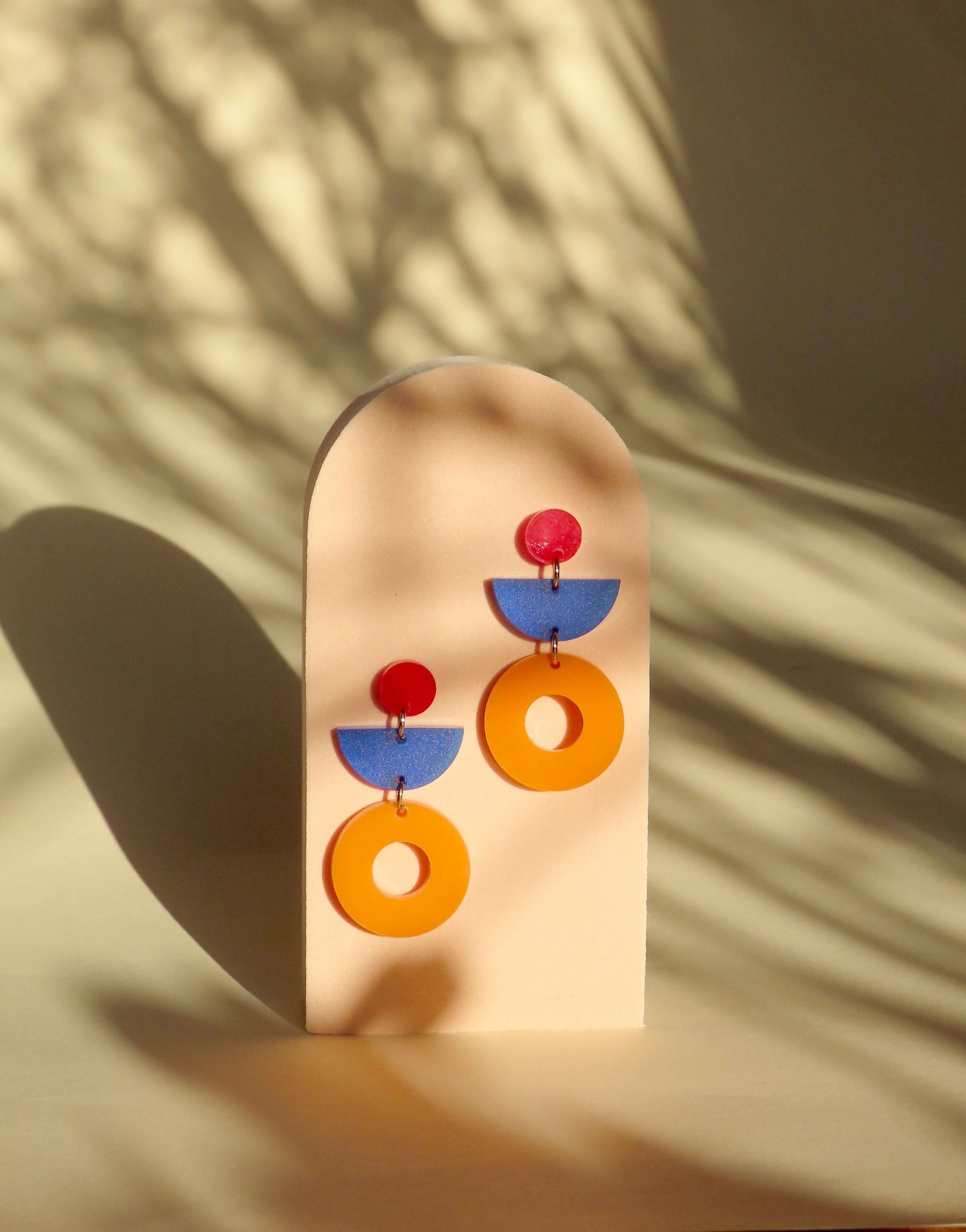 Jaqui Statement Ohrringe in rot, blau, orange