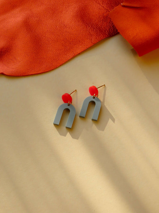 Mini Arch Acryl Ohrringe mit Edelstahlstecker in knallrot salbei