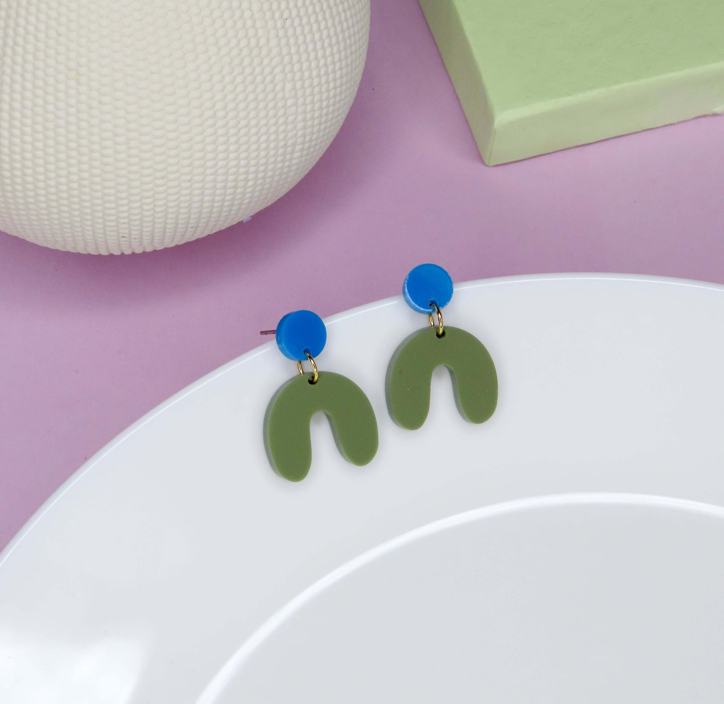 Kleine Arch Bogen Ohrringe in azurblau olive