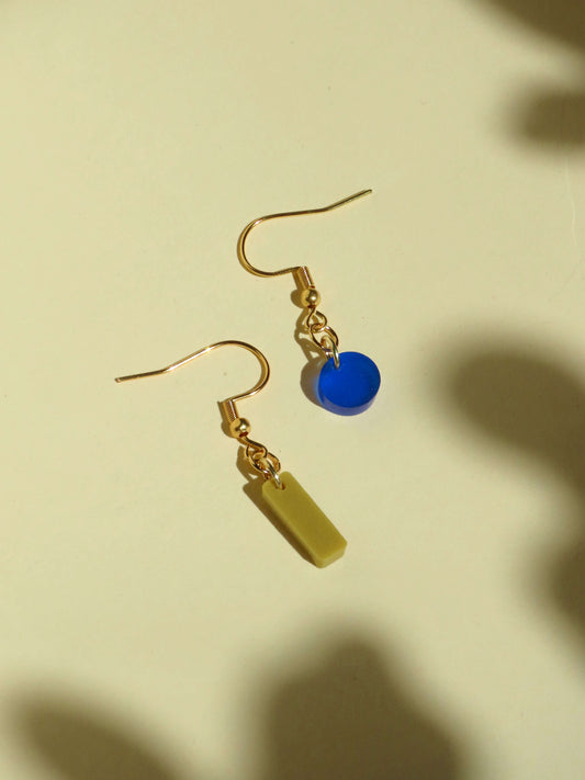 Dots und Stick Hänger Ohrringe in blau und avocado