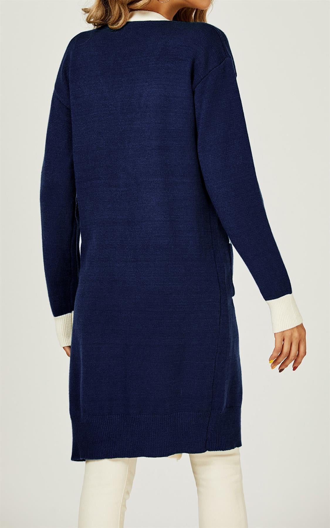 Kremlitað röndótt peysa í dökkbláum lit