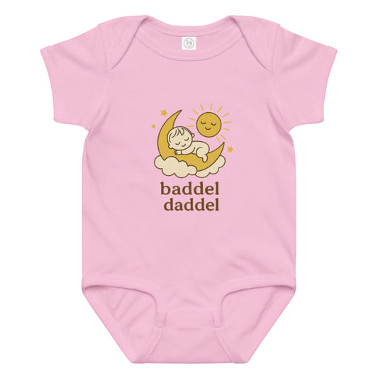 Sanfte Träume garantiert – Baby-Body mit Schlafmotiv im Baddeldaddel Design