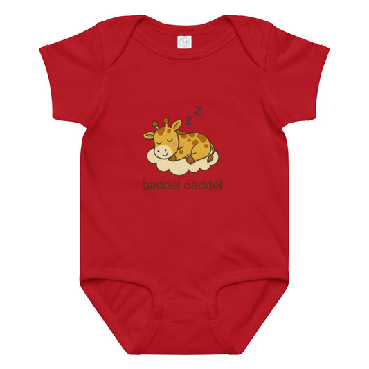 Baby-Body Schlafende Giraffe – bequem & süß im Baddeldaddel Design!