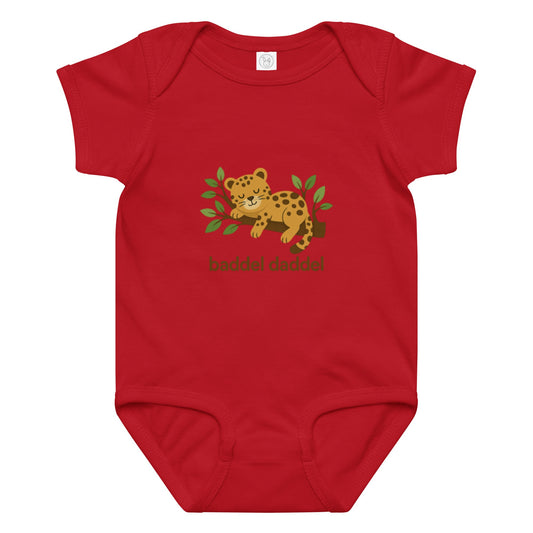 Baby-Body Schlafender Leopard auf Ast – Traumhaft weich im Baddeldaddel Design!