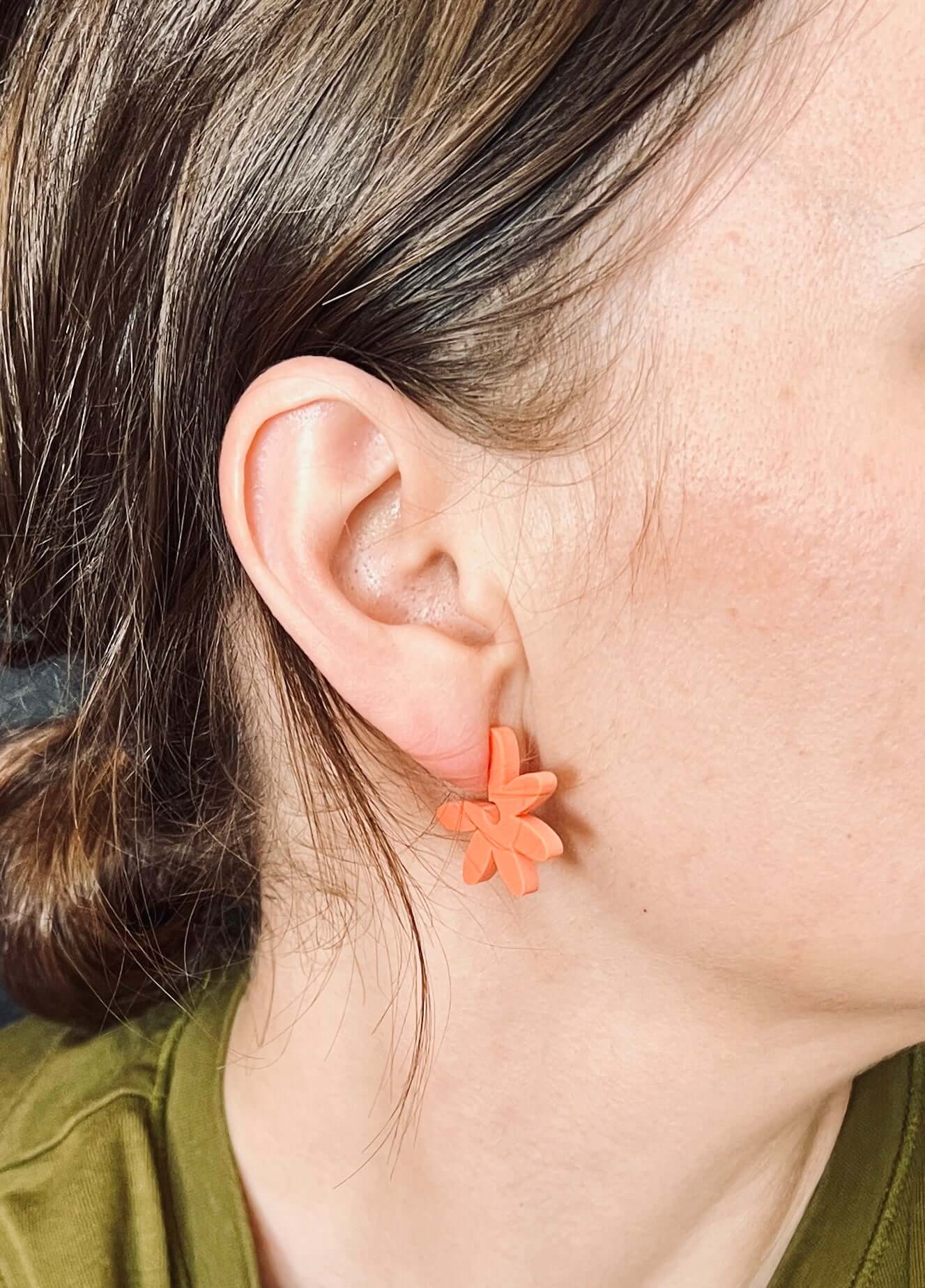 Creolen Flower aus Acryl und Edelstahl in peach