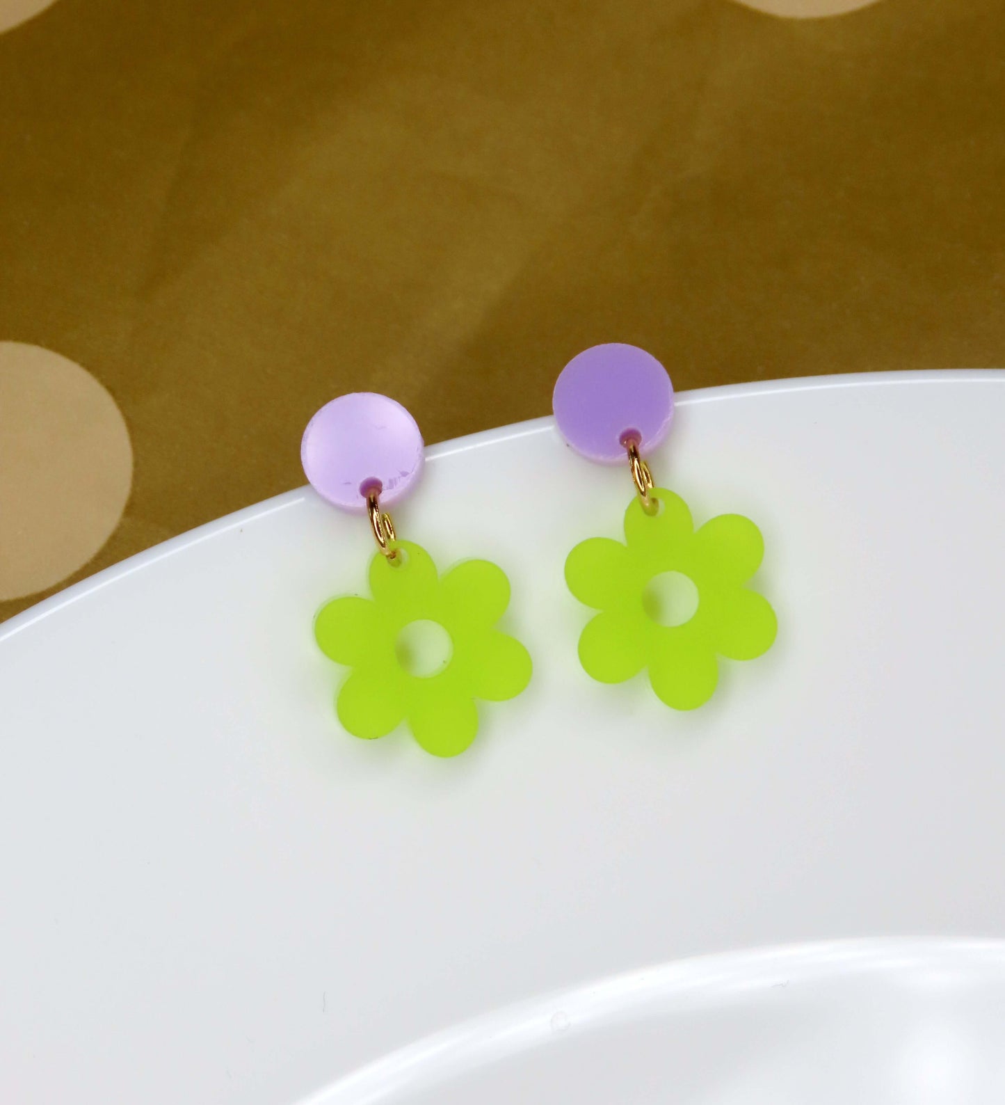 Single Daisy Acryl Ohrringe mit Edelstahlstecker in flieder lime