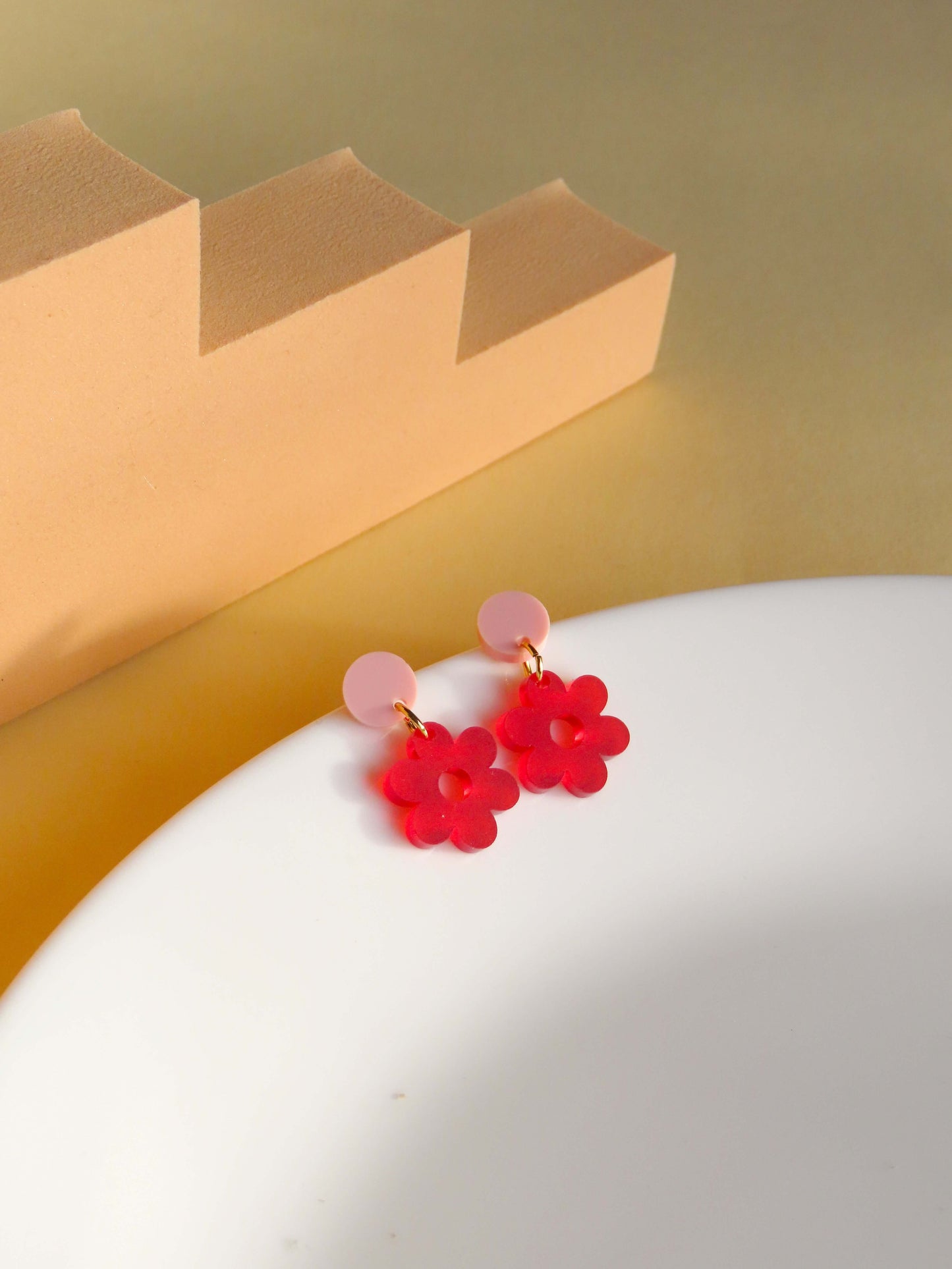 Single Daisy Acryl Ohrringe mit Edelstahlstecker in rosa rot