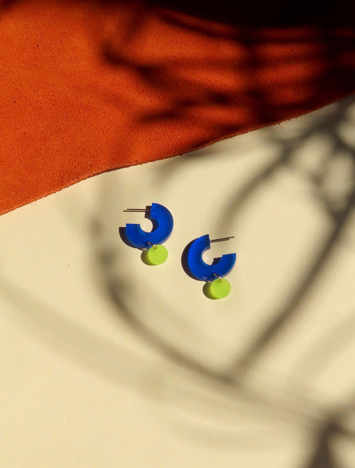 Creolen Silva aus Acryl und Edelstahl in tintenblau und lime