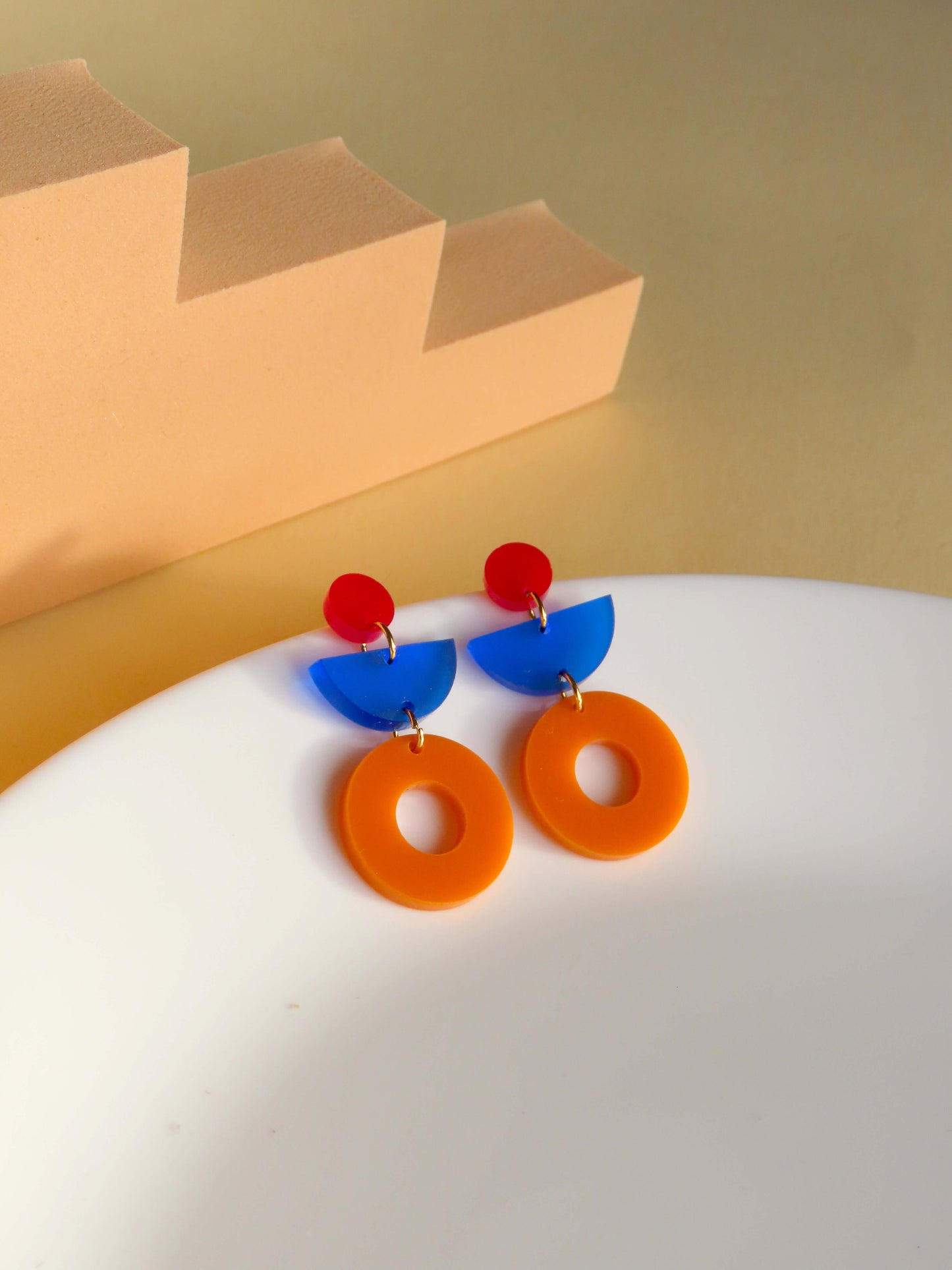 Jaqui Statement Ohrringe in rot, blau, orange