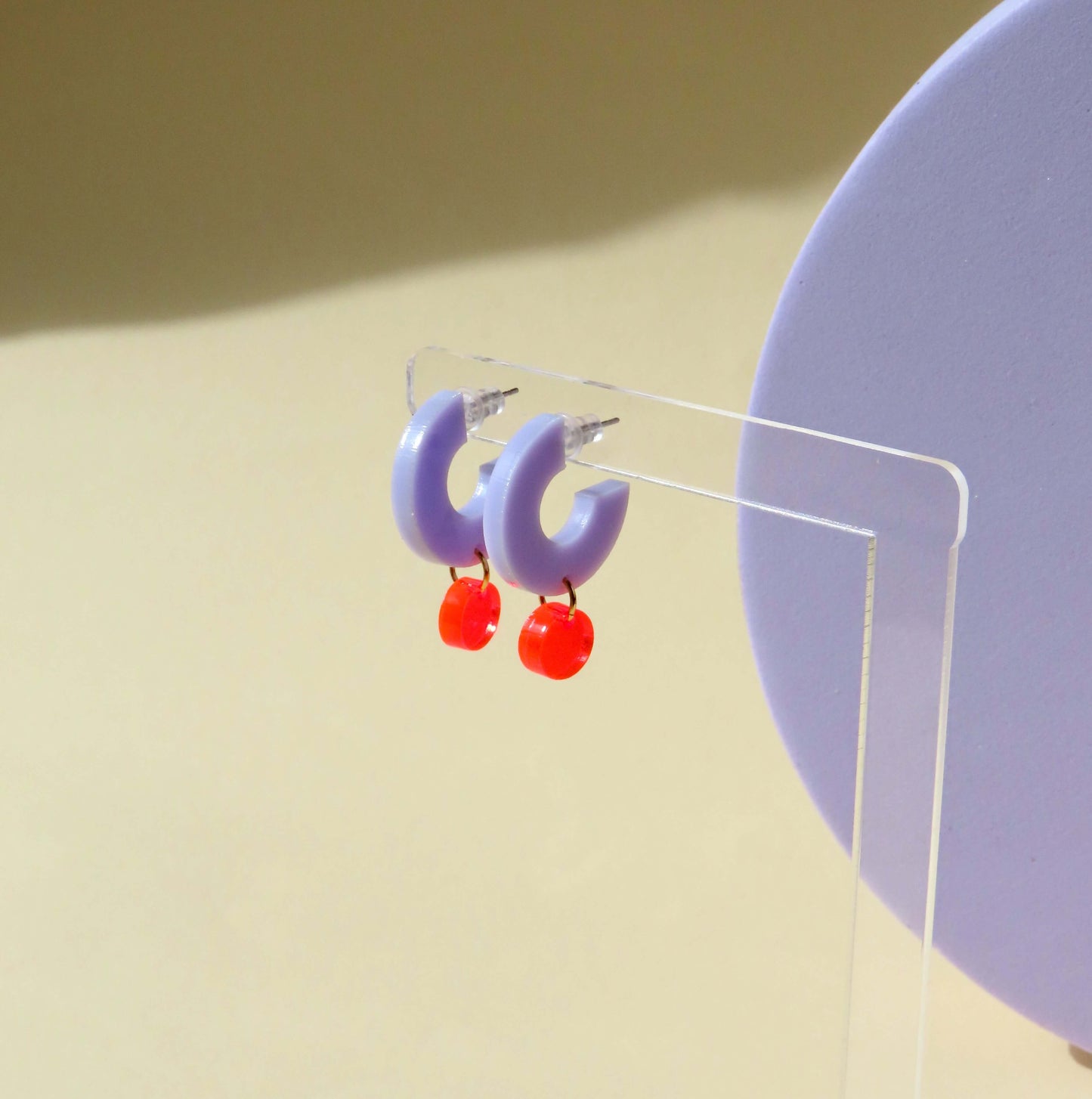 Creolen Silva aus Acryl und Edelstahl in flieder und neonorange