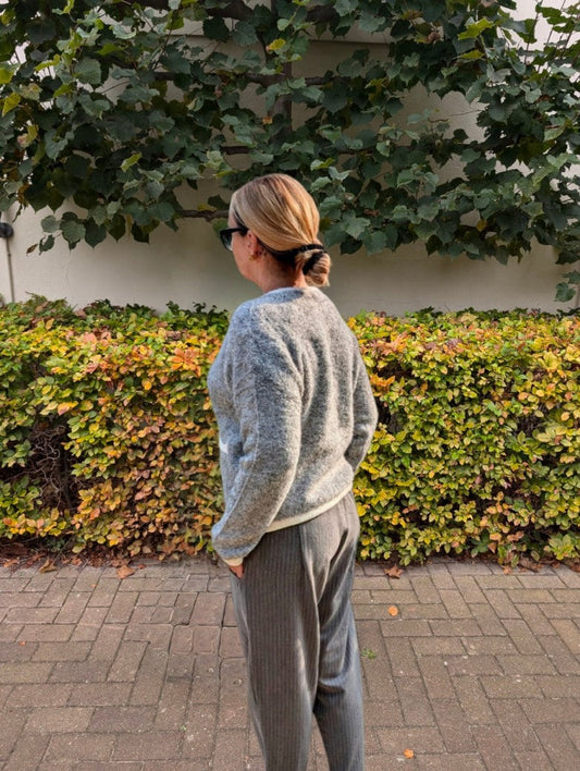 Cardigan Chanel Style Damen Strickjacke Bouclé Grau Beige Viskose Goldknöpfe One Size - von EFFENY