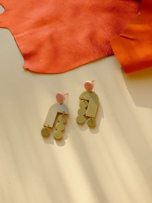 Cinnamon Ohrringe mit Edelstahl Steckern in rosa beige