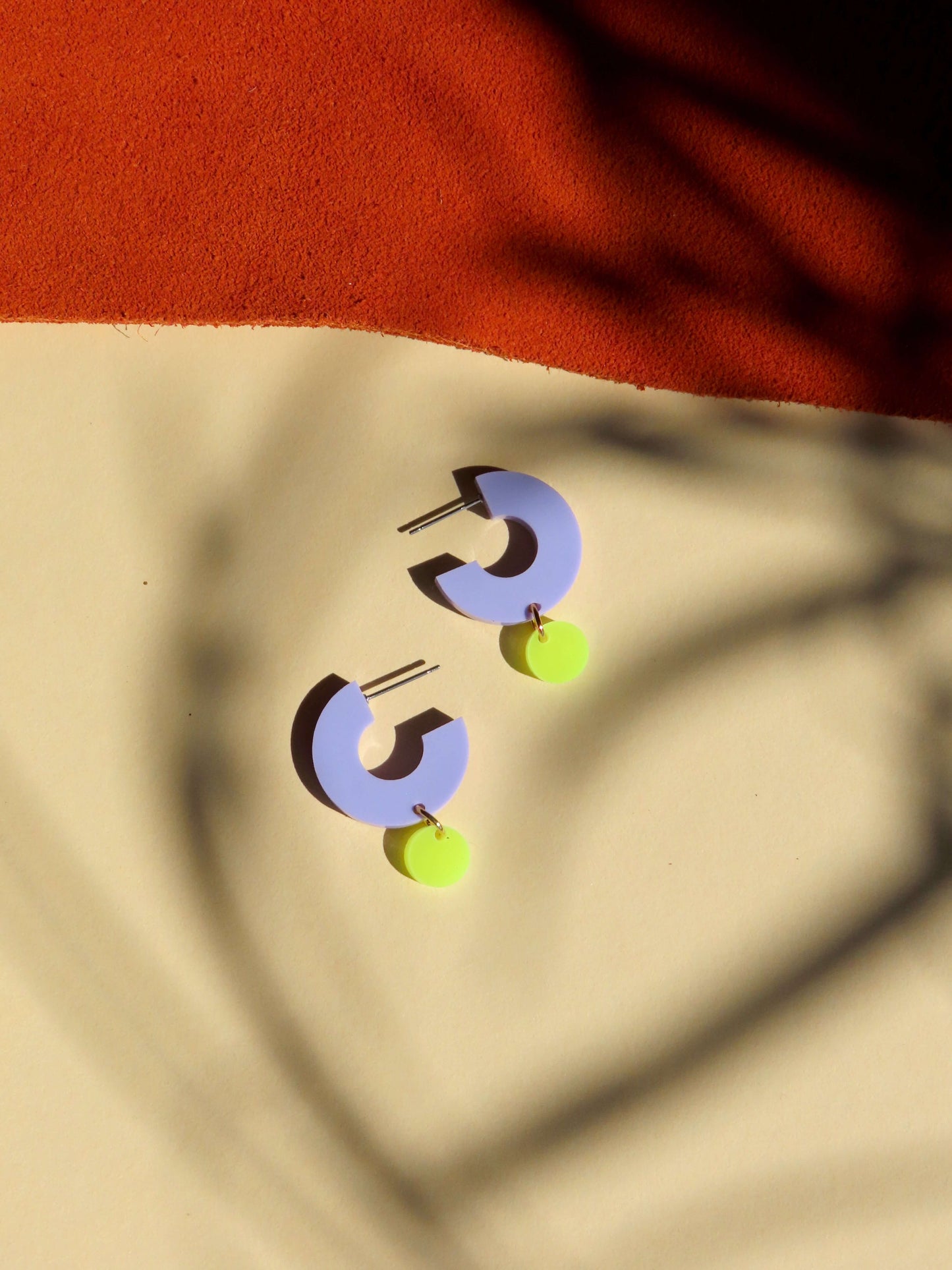 Silva earrings made of acrylic and stainless steel in lilac and neon yellow