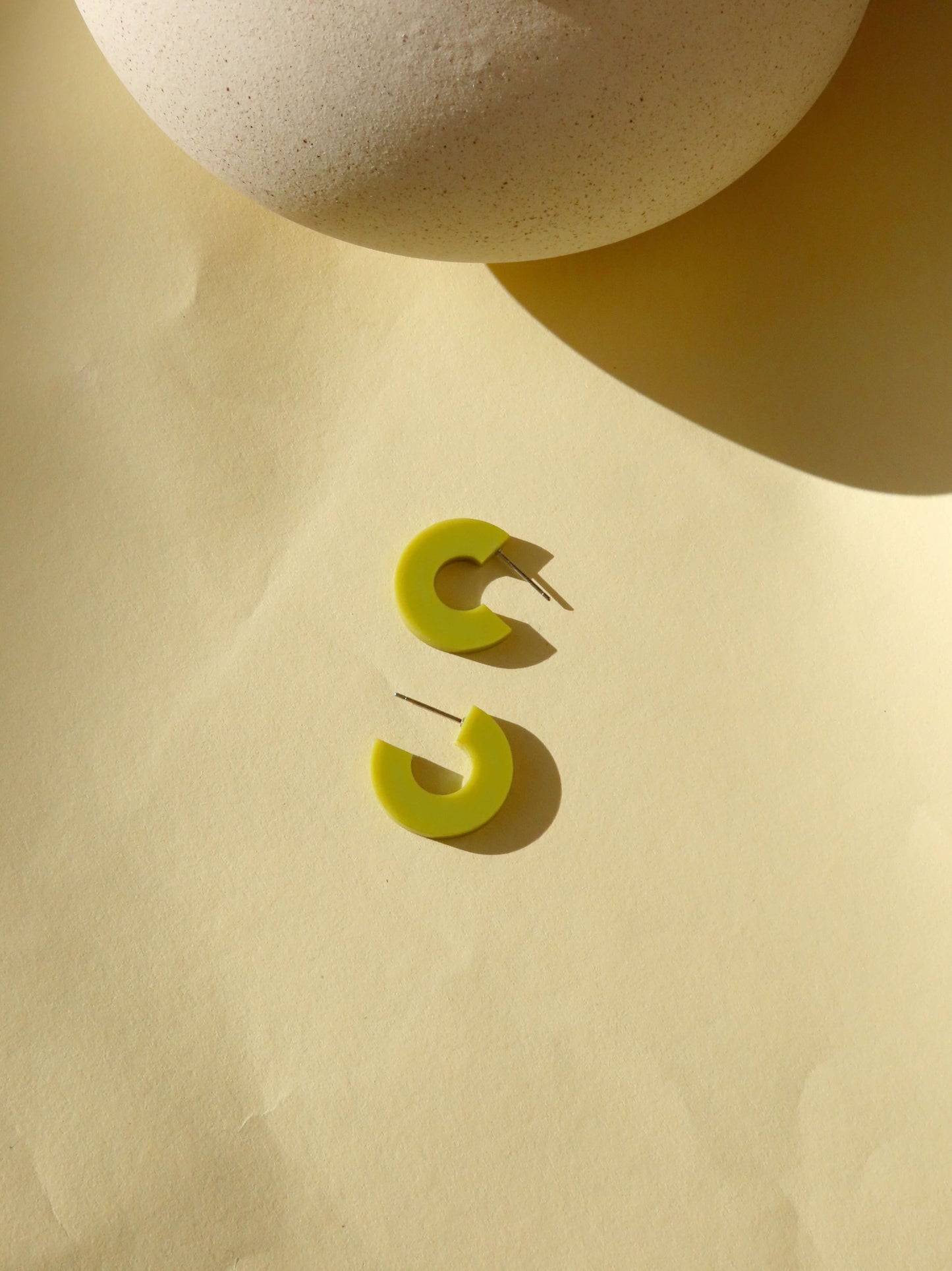 Creolen Simmi aus Acryl und Edelstahl in avocado