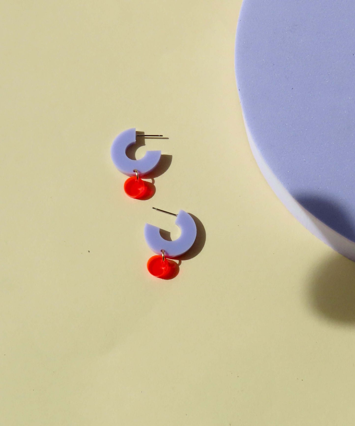 Creolen Silva aus Acryl und Edelstahl in flieder und neonorange