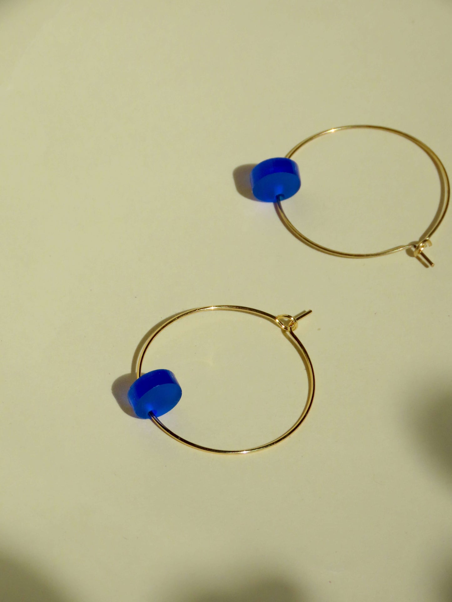 Königsblau Dots Hoops aus Edelstahl