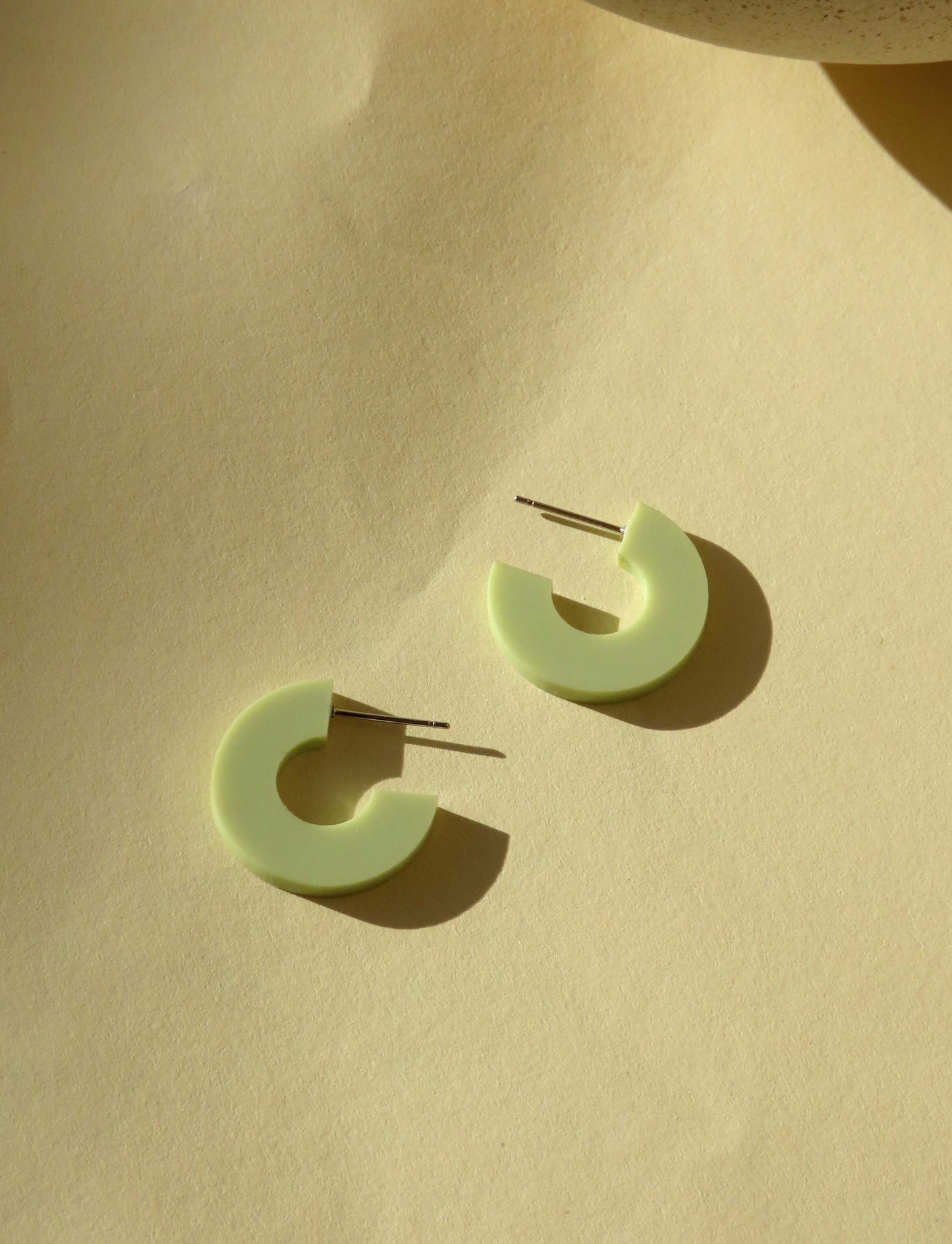 Creolen Simmi aus Acryl und Edelstahl in pastell lime