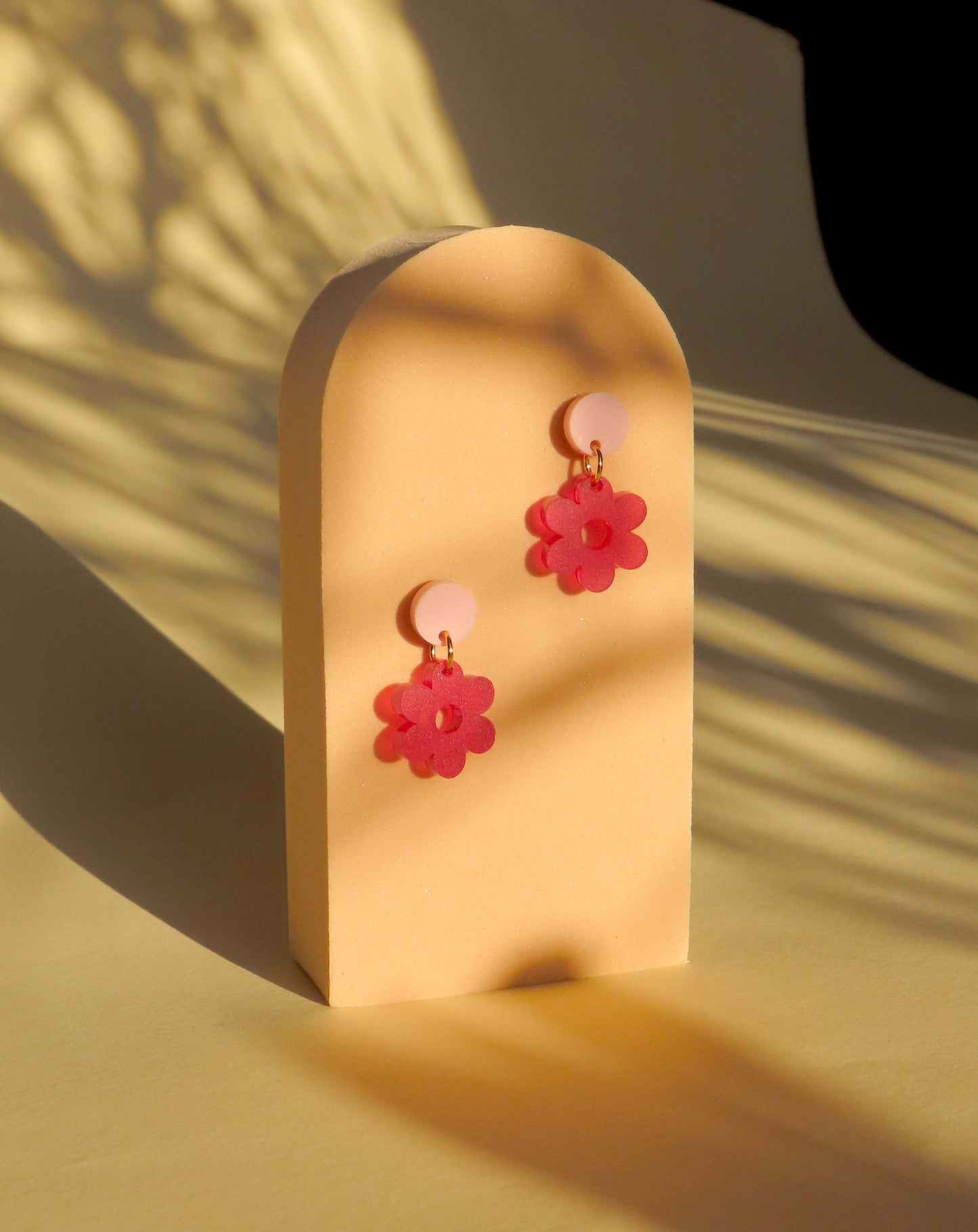 Single Daisy Acryl Ohrringe mit Edelstahlstecker in rosa rot