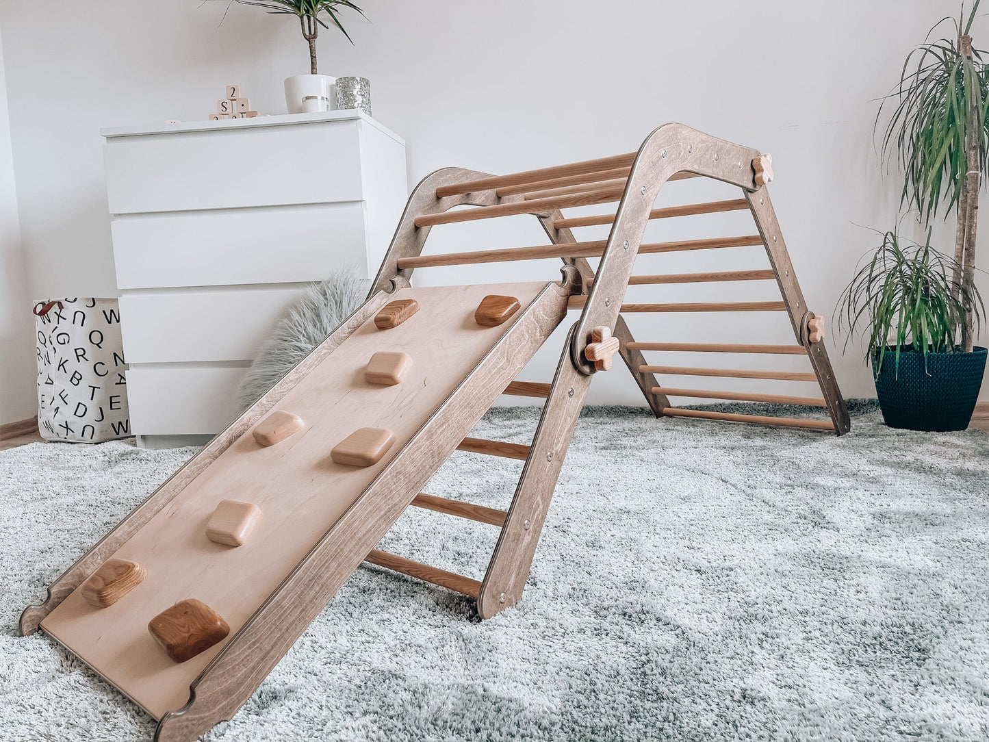 Brown Chipmunk Rock mit Rutsche – Spielspaß und motorische Förderung