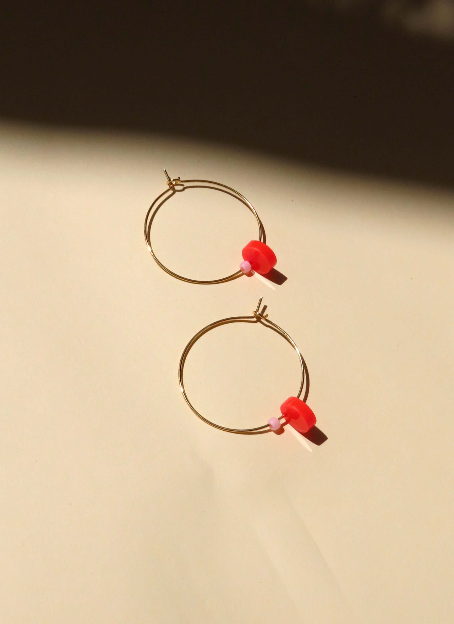 Dots mit Perle Hoops aus Edelstahl feuerrot