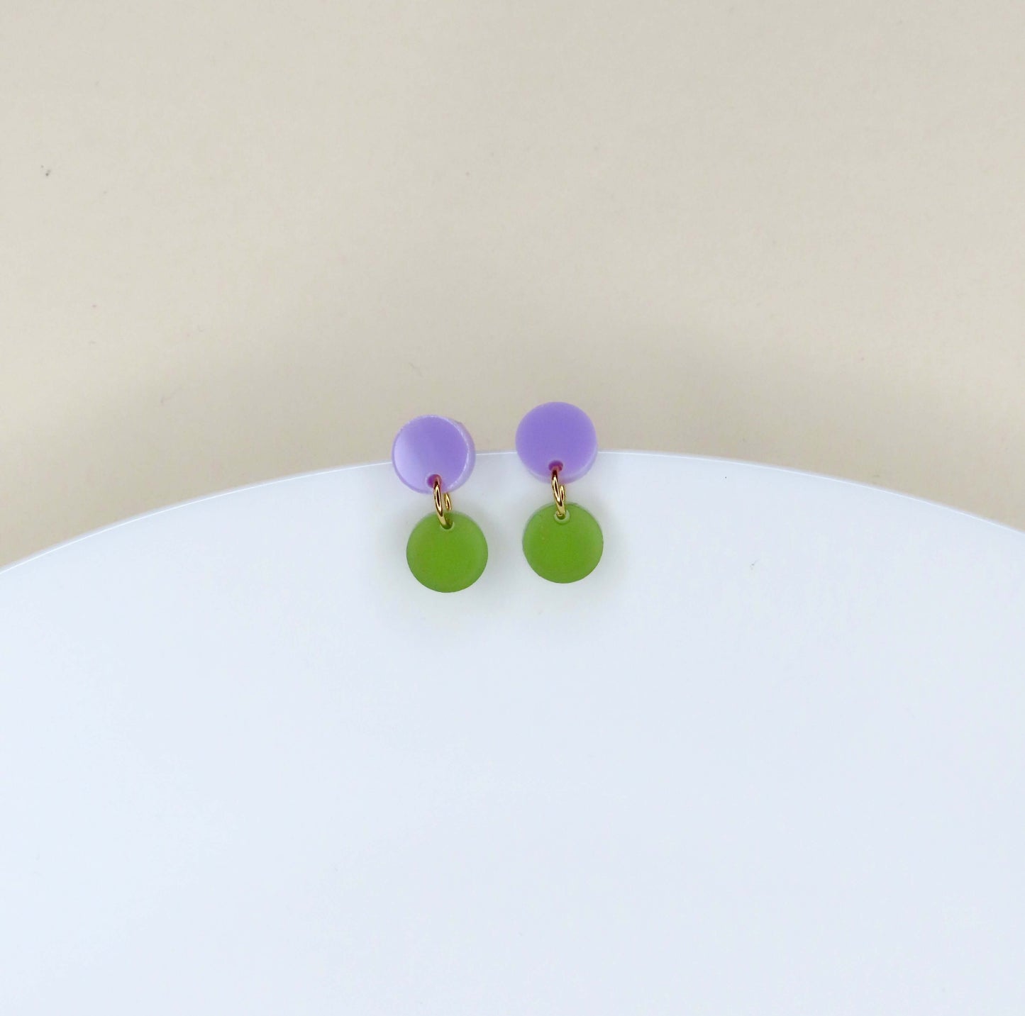 Dotty Acryl Ohrringe in flieder oliv