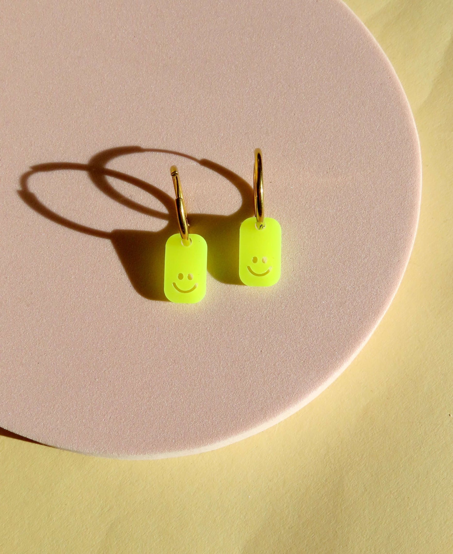 Eckige Neon Smiles Creolen aus Edelstahl