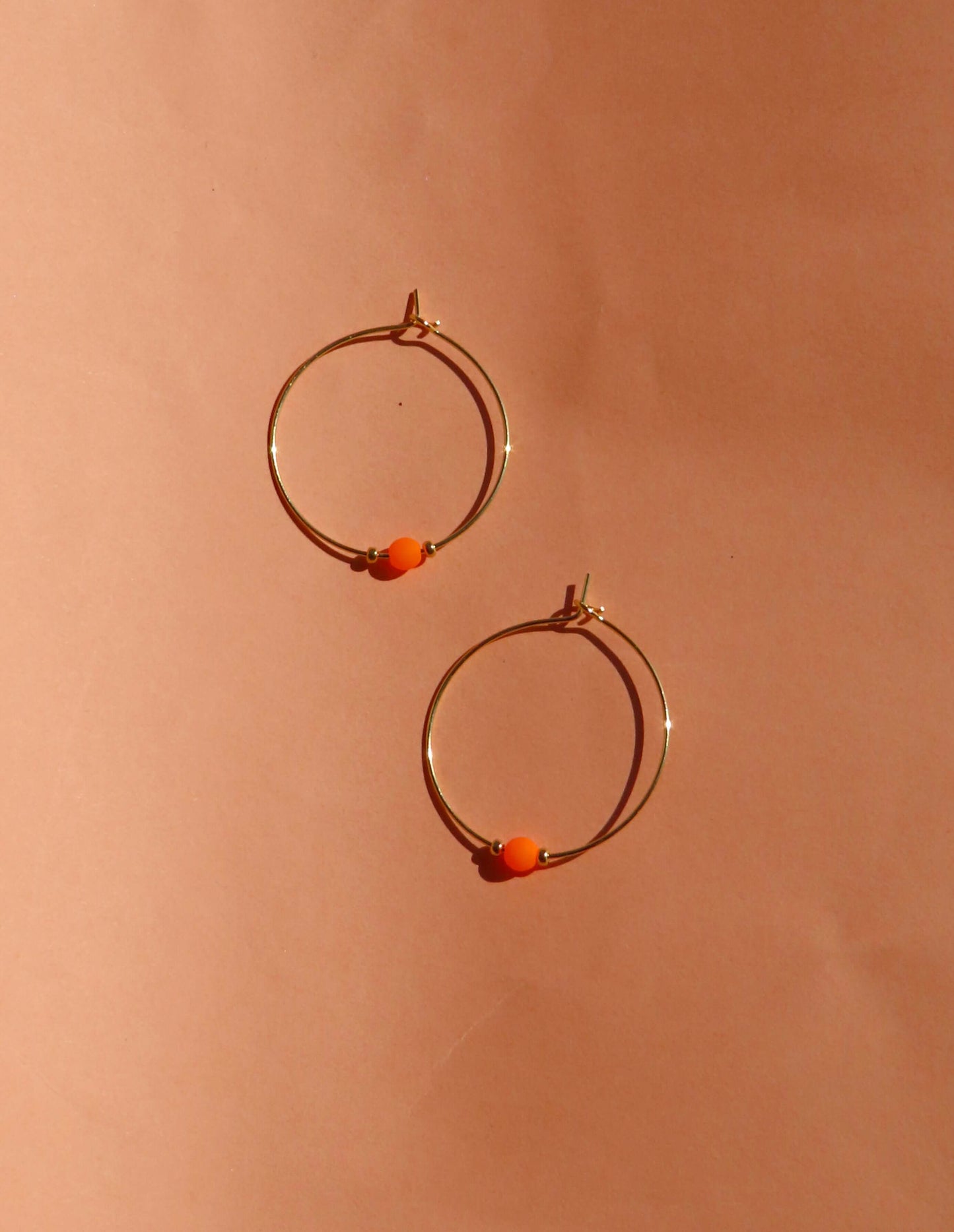 Orange Neon Perle an goldener Edelstahl Creole