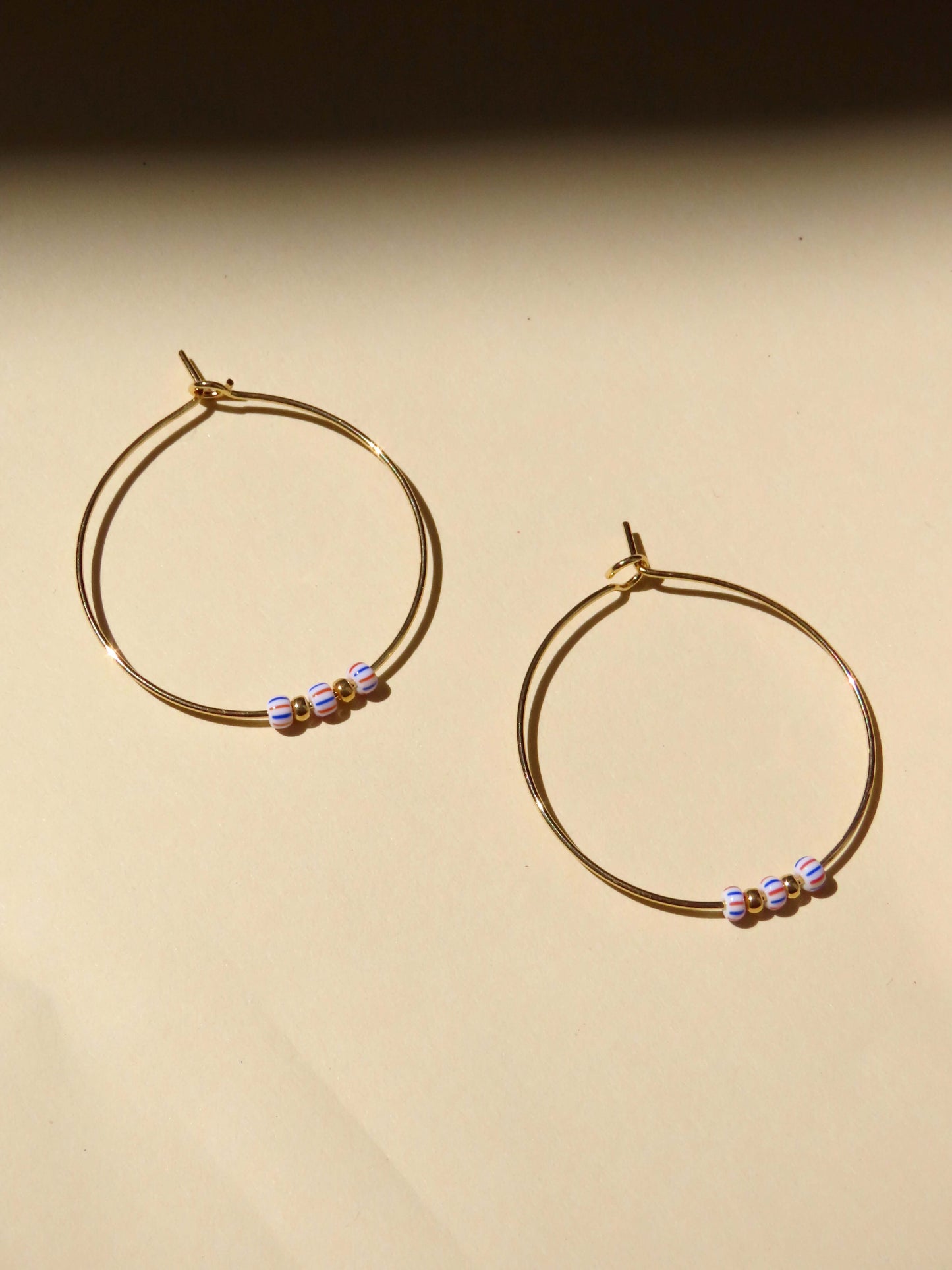 Hoops aus Edelstahl mit gestreiften Rocailles Perlen in blau rot