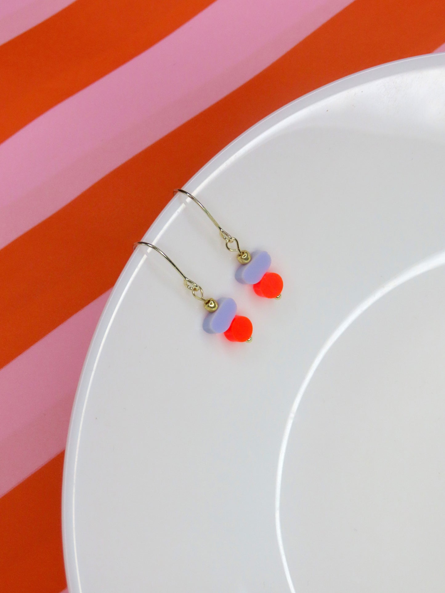 Color Treats Ohrringe neon flieder mit gold filled Elementen