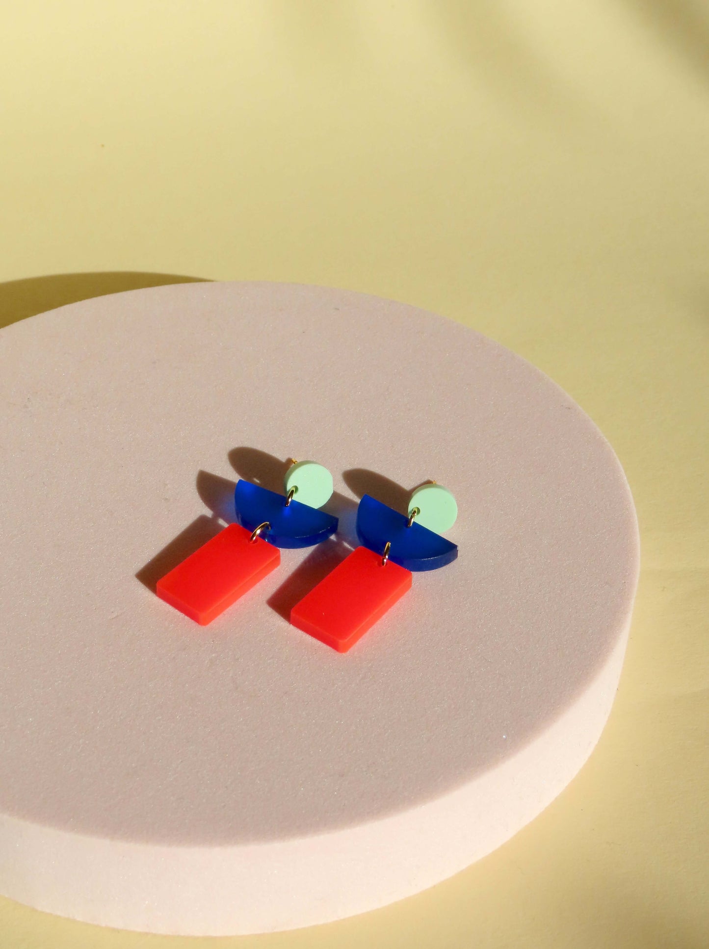 Lille Ohrringe mit Edelstahl Steckern in grün blau feuerot