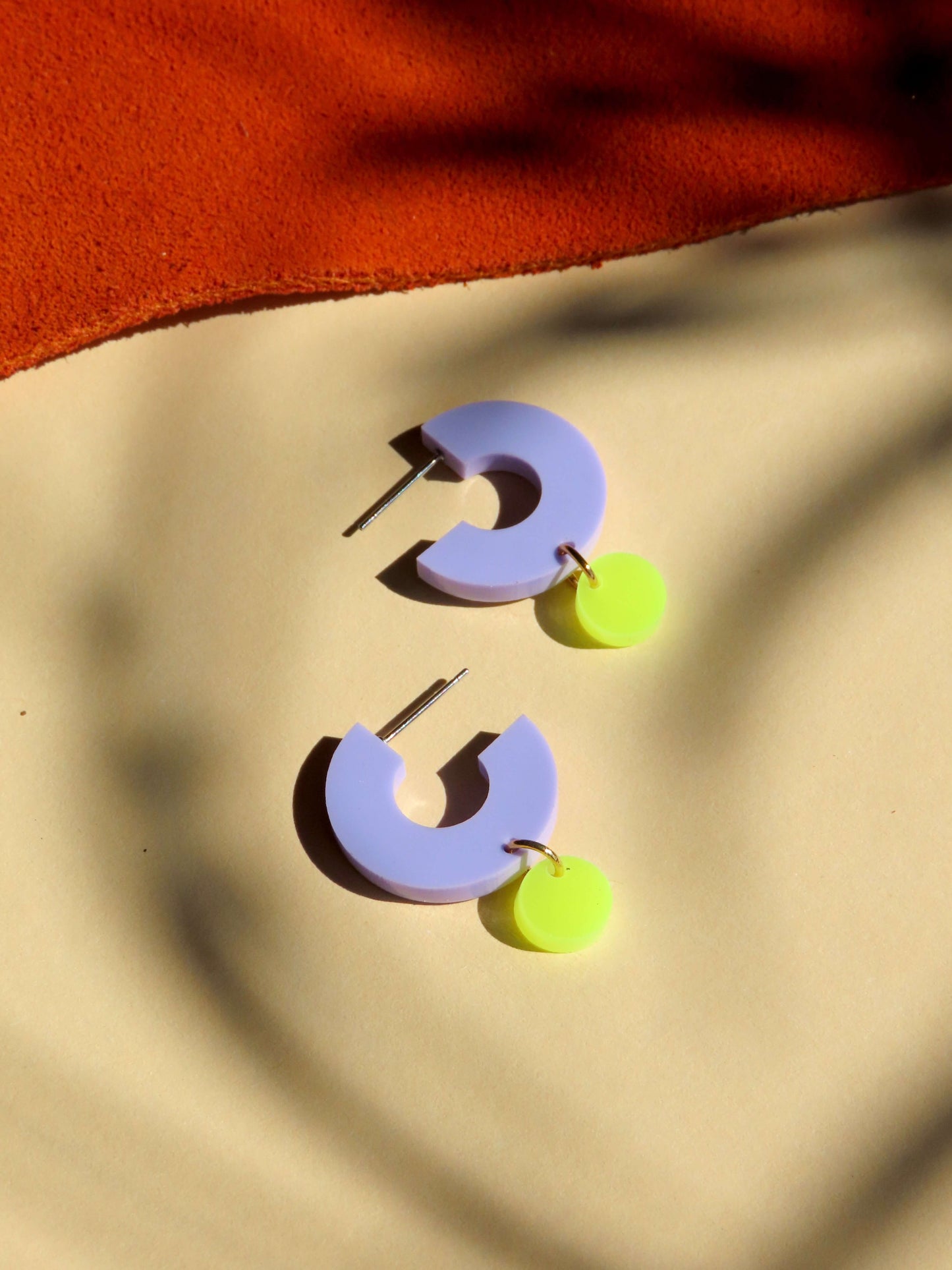 Silva earrings made of acrylic and stainless steel in lilac and neon yellow