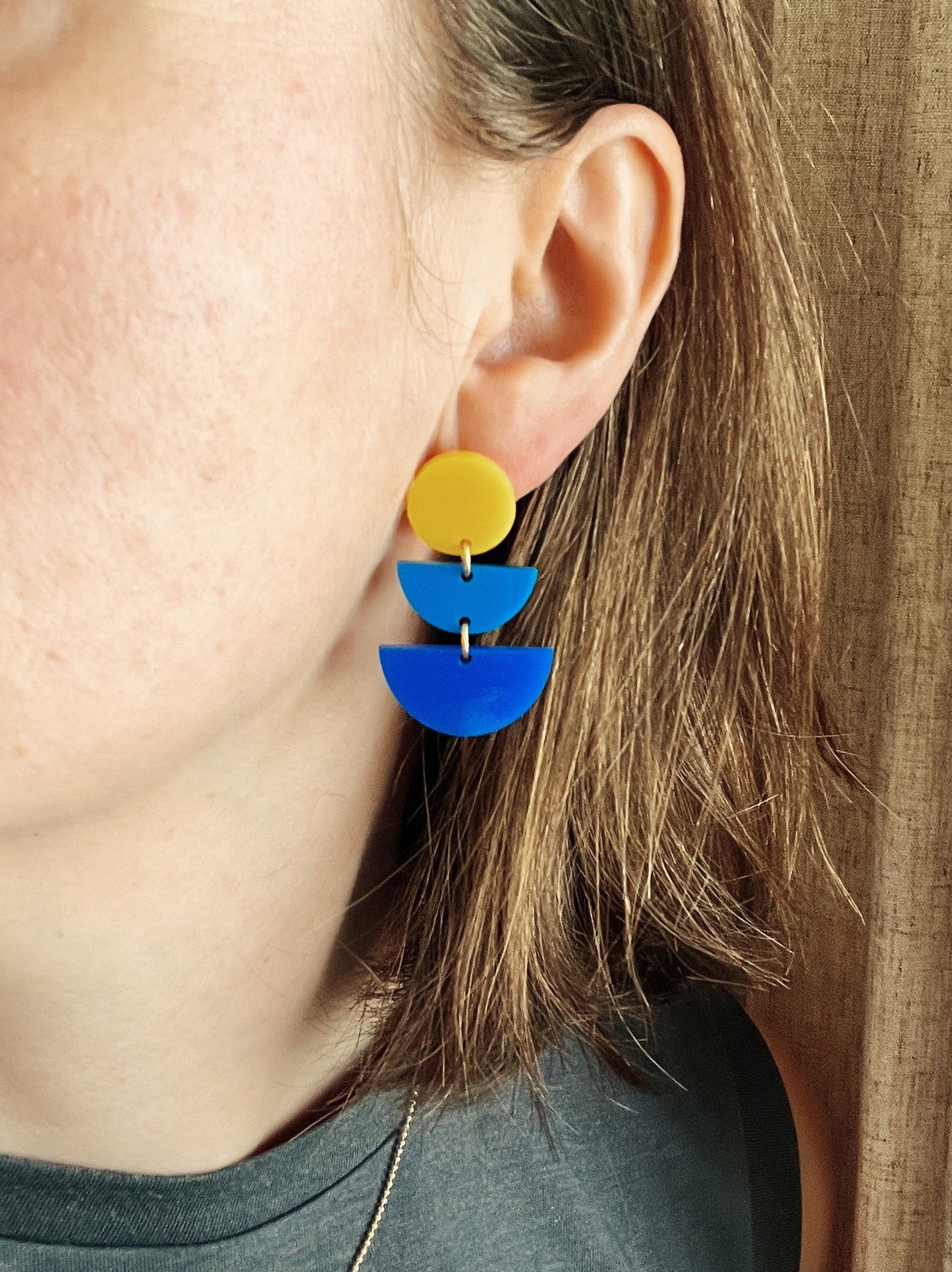 Blau Gelbe Halbkreis Statement Ohrringe
