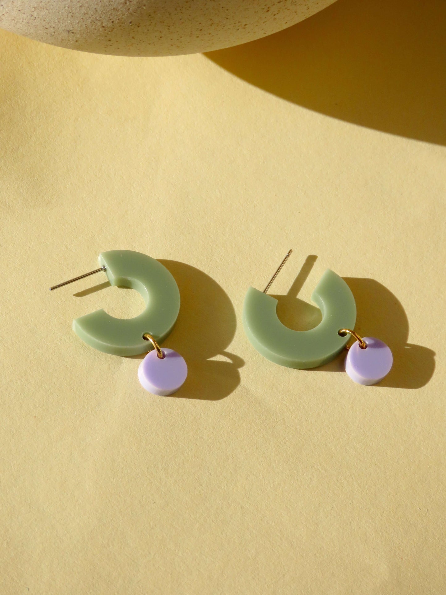 Creolen Silva aus Acryl und Edelstahl in khaki und flieder