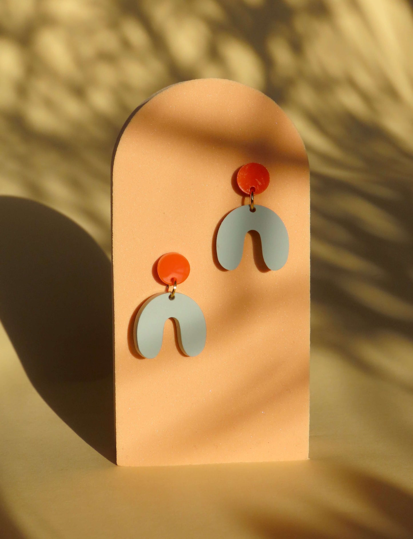 Kleine Arch Bogen Ohrringe in orange salbei